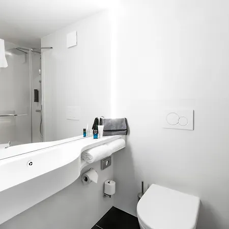 B&B Hotel Nyon فندق